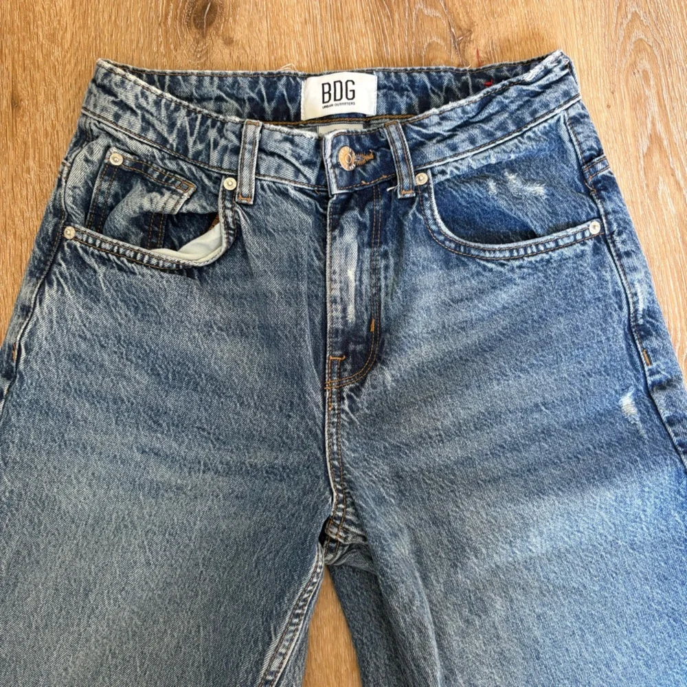 BDG Low-Rise Wide Leg Jean in medium wash